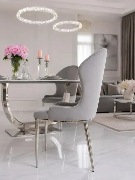 Widok z góry na ekskluzywne krzesło do jadalni glamour. Detal wykończenia od Primavera Home.