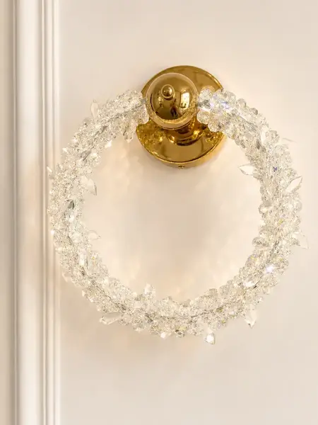 Kinkiet Kryształowy ICE ROUND widok z boku i z góry, pokazujący stylowy design. Ekspozycja w salonie od Primavera Home.