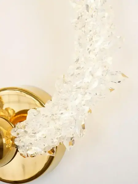 Kinkiet Kryształowy ICE ROUND w pełnej aranżacji salonu, idealny do eleganckich wnętrz. Ekspozycja w salonie od Primavera Home.