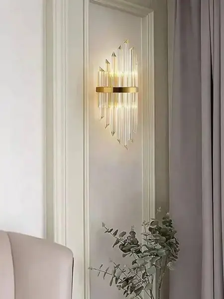 Kinkiet LUCY w jasnym wnętrzu, tworzący przyjemną atmosferę. Wyjątkowe oświetlenie od Primavera Home.