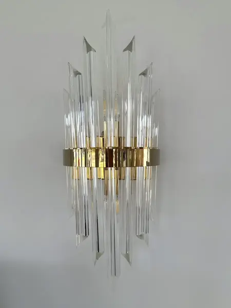 Kinkiet kryształowy, złoty, glamour, designerska lampa ścienna LUCY w ujęciu z przodu. Oświetlenie na zamówienie od Primavera Home.