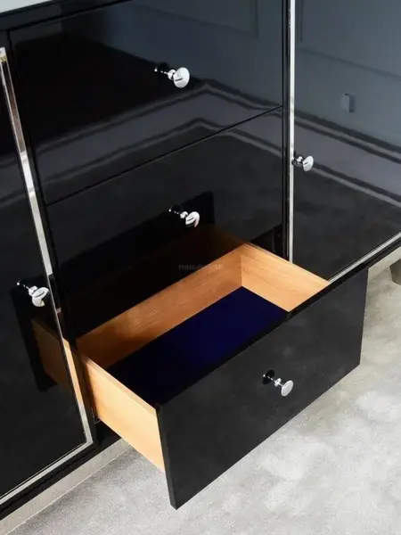 Detale stalowych nóg komody lakierowanej czarnej Lorenzo L Silver, podkreślające jej glamour styl. Meble na zamówienie od Primavera Home.