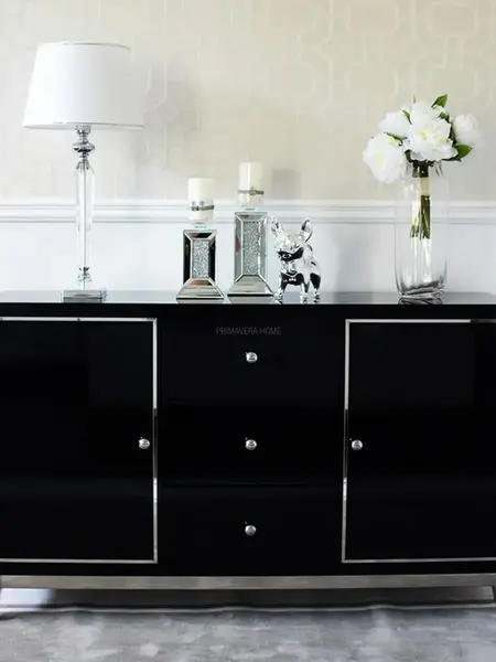 Komoda lakierowana czarna Lorenzo L Silver obok sofy w eleganckim salonie. Aranżacja nowoczesnego wnętrza od Primavera Home.