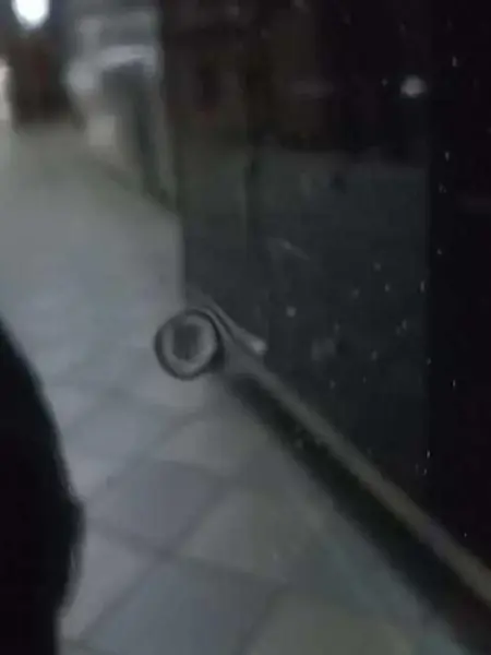Komoda lakierowana czarna Lorenzo L Silver w ciemnym wnętrzu, wyróżniająca się wysokim połyskiem. Ekspozycja w salonie od Primavera Home.