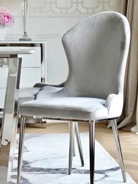Detal stalowych nóg ekskluzywnego krzesła do jadalni glamour. Detal wykończenia od Primavera Home.