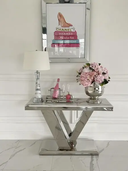 Konsola glamour srebrna, nowoczesna, blat biały marmur, do przedpokoju LV COLLECTION OUTLET w ciepłym świetle. Aranżacja nowoczesnego wnętrza od Primavera Home.