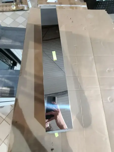 Konsola glamour srebrna, nowoczesna, blat biały marmur, do przedpokoju LV COLLECTION OUTLET z czarnymi akcentami. Ekspozycja w salonie od Primavera Home.