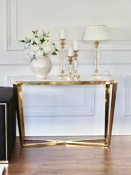 Konsola glamour RALPH z białym konglomeratem złota w otoczeniu innych mebli. Ekspozycja w salonie od Primavera Home.
