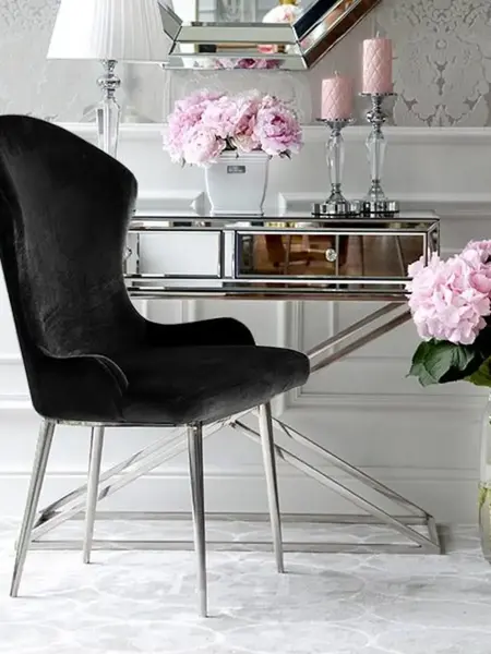 Detal nóg stalowych ekskluzywnego krzesła do jadalni glamour, ukazujący ich nowoczesny design od Primavera Home.