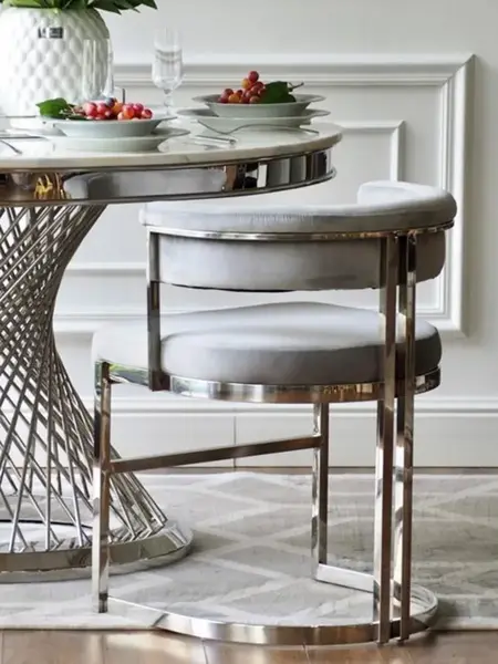 Krzesło MARCO w jasnym wnętrzu, które podkreśla jego design. Zdjęcie od Primavera Home.