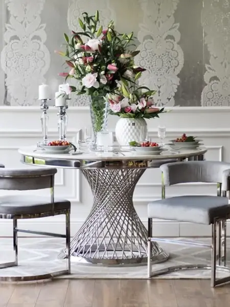 Luksusowe krzesło stalowe, do jadalni, do toaletki, designerskie, nowoczesne, glamour, szare, srebrne MARCO w ujęciu z przodu. Oświetlenie na zamówienie od Primavera Home.