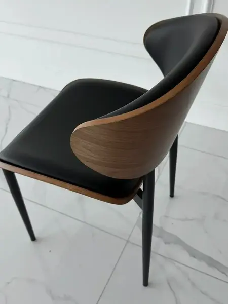 Designerskie Krzesło Wing – Drewno i Czarny Stelaż detal podłokietnika. Detal wykończenia od Primavera Home.