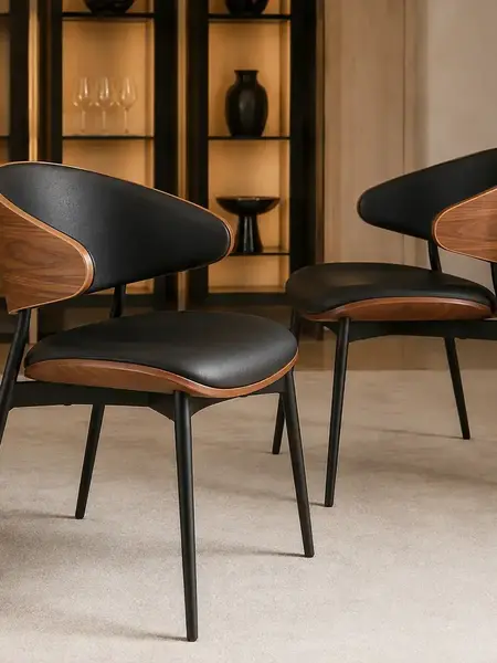 Designerskie Krzesło Wing – Drewno i Czarny Stelaż z widokiem z tyłu. Detal wykończenia od Primavera Home.
