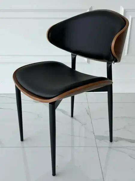 Designerskie Krzesło Wing – Drewno i Czarny Stelaż widok z daleka. Detal wykończenia od Primavera Home.