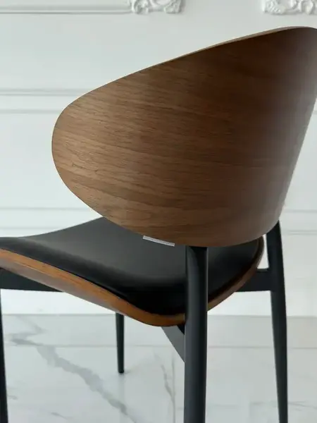 Designerskie Krzesło Wing – Drewno i Czarny Stelaż w stylowym saloniku. Meble na zamówienie od Primavera Home.