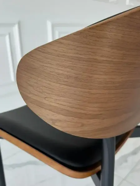 Designerskie Krzesło Wing – Drewno i Czarny Stelaż w stylowej aranżacji. Aranżacja nowoczesnego wnętrza od Primavera Home.
