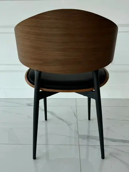 Designerskie Krzesło Wing – Drewno i Czarny Stelaż w kawiarni. Ekspozycja w salonie od Primavera Home.