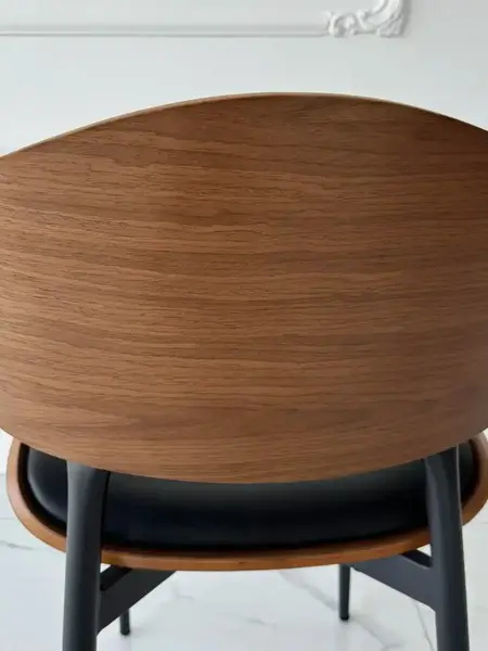 Designerskie Krzesło Wing – Drewno i Czarny Stelaż widok z dołu. Ekspozycja w salonie od Primavera Home.