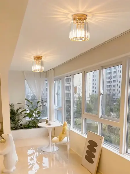 Zbliżenie na detal wykończenia lampy Sufitowej Kryształowej Stars S Złota. Jakość i elegancja od Primavera Home.