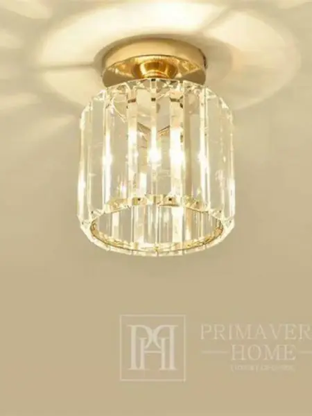 Lampę Sufitową Kryształową Stars S Złota prezentuje perspektywa, akcentując jej unikalny design. Wnętrze od Primavera Home.