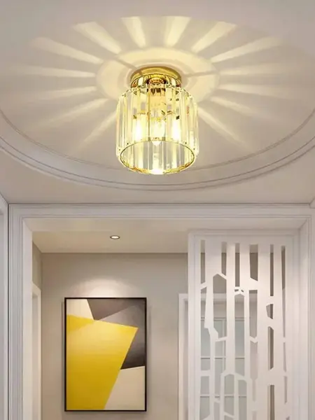 Lampa Sufitowa Kryształowa Stars S Złota w ujęciu z przodu. Oświetlenie na zamówienie od Primavera Home.