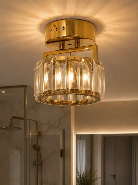 Lampa Sufitowa Kryształowa pojedynczy punkt świetlny DIAMOND XS , lampa glamour – Primavera Home eksponowana w showroomie, obok mebli na zamówienie.