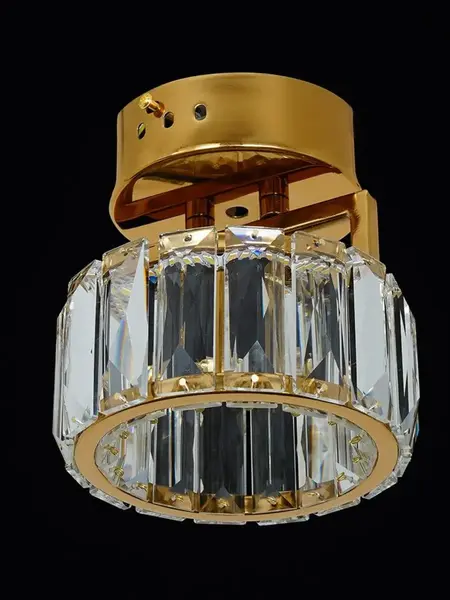 Lampa Sufitowa Kryształowa pojedynczy punkt świetlny DIAMOND XS , lampa glamour – Primavera Home w ciemnym wnętrzu, tworząca przytulną atmosferę.