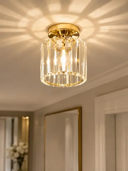 Lampa Sufitowa Kryształowa Stars S Złota pokazana z boku. Eksponowanie eleganckiego stylu od Primavera Home.