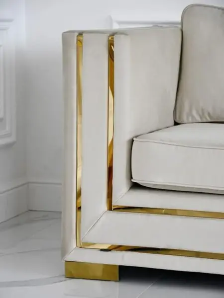 Widok całego zestawu mebli, w tym nowoczesnej sofy z funkcją spania, w eleganckiej aranżacji. Meble od Primavera Home.