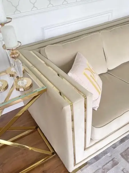 Sofa w typowej aranżacji, świetnie eksponująca zalety nowoczesnego designu. Ekspozycja w salonie od Primavera Home.