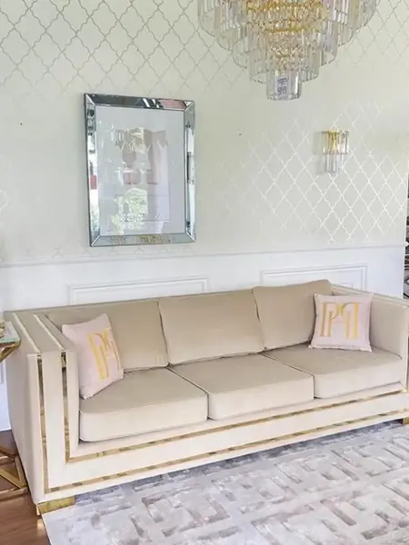 Sofa stylizowana z dodatkami dekoracyjnymi, tworzącymi harmonijną całość. Meble na zamówienie od Primavera Home.