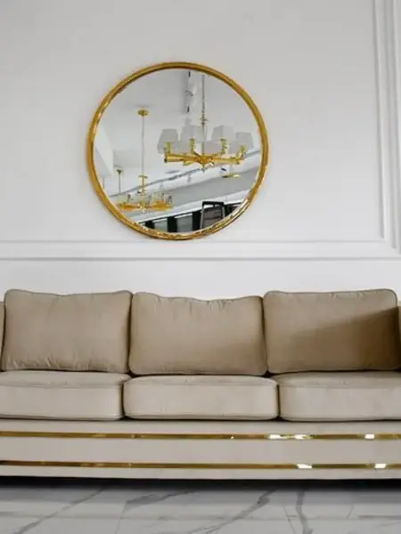 Sofa ustawiona w kącie pomieszczenia, idealnie wkomponowująca się w wystrój wnętrza. Aranżacja nowoczesnego wnętrza od Primavera Home.