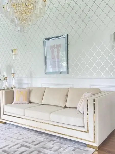 Widok na tkaninę sofy, ukazujący jej kolor i fakturę w eleganckim wnętrzu. Meble od Primavera Home.