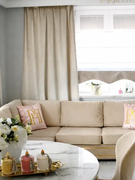 Perspektywa, w której sofa wprowadza elegancję do całego wnętrza. Aranżacja nowoczesnego wnętrza od Primavera Home.