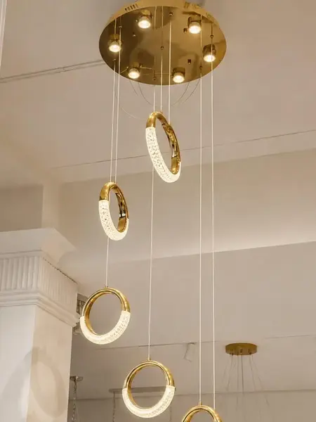 Zbliżenie na żyrandol, ukazujące jego elegancki design. Tworzy atmosferę luksusu od Primavera Home.