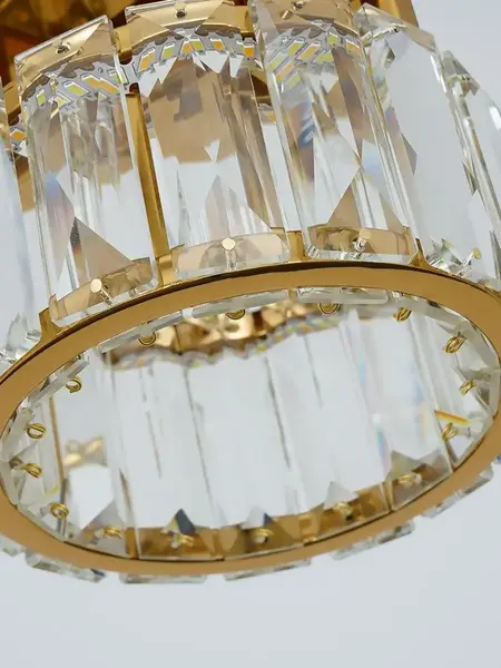 Lampa Sufitowa Kryształowa pojedynczy punkt świetlny DIAMOND XS , lampa glamour – Primavera Home uwieczniona w perspektywie, ukazująca jej elegancki kształt.