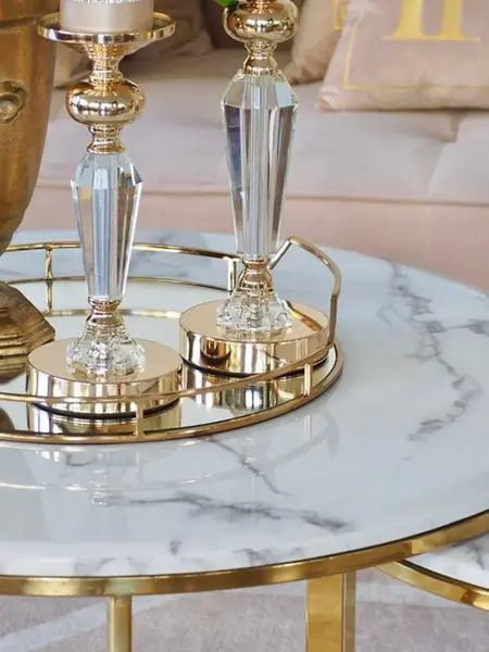 Stolik kawowy okrągły glamour, złoty, biały marmur MARCO GOLD w otoczeniu roślin. Aranżacja nowoczesnego wnętrza od Primavera Home.