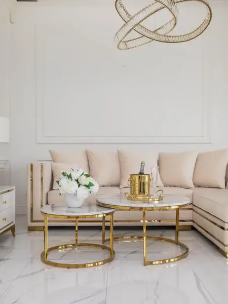 Stolik kawowy okrągły glamour, złoty, biały marmur MARCO GOLD widziany z poziomu stojącego. Meble na zamówienie od Primavera Home.