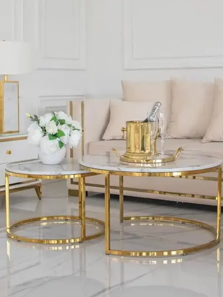 Artystyczne ujęcie stolika kawowego okrągłego glamour, złotego, białego marmuru MARCO GOLD. Ekspozycja w salonie od Primavera Home.