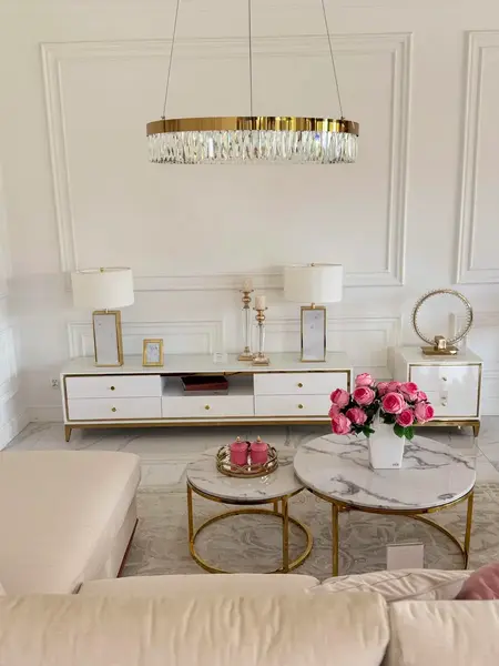 Stolik kawowy okrągły glamour, złoty, biały marmur MARCO GOLD ukazany z boku. Detal wykończenia od Primavera Home.