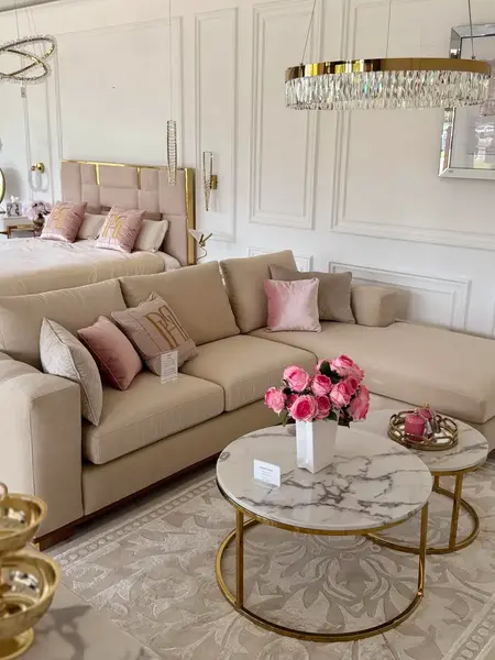 Stolik kawowy okrągły glamour, złoty, biały marmur MARCO GOLD w zbliżeniu, podkreślający jego unikalny design. Aranżacja nowoczesnego wnętrza od Primavera Home.