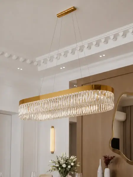 Wizytówka eleganckiego wnętrza z Żyrandolem Diamond Złoty 100 cm – Owalna Lampa Kryształowa. Ekspozycja w salonie od Primavera Home.