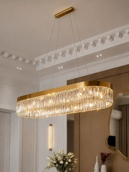 Detal wykończenia Żyrandola Diamond Złoty 100 cm – Owalna Lampa Kryształowa. Aranżacja nowoczesnego wnętrza od Primavera Home.