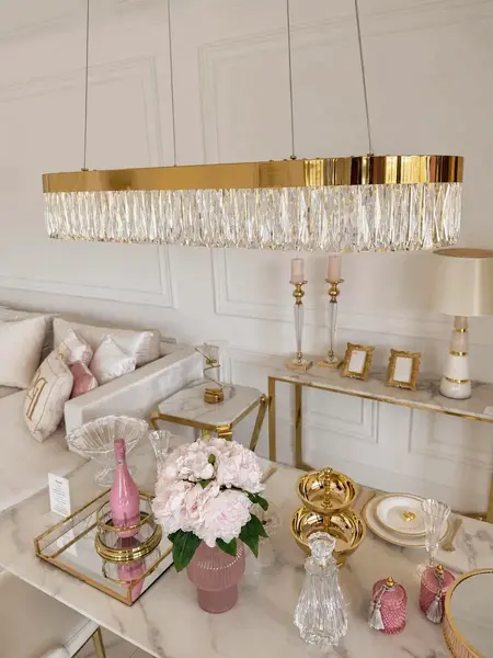 Widok z boku Żyrandola Diamond Złoty 100 cm – Owalna Lampa Kryształowa. Detal wykończenia od Primavera Home.
