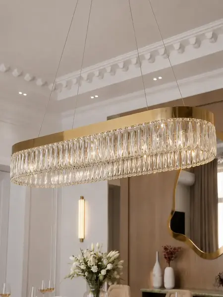 Żyrandol Diamond Złoty 100 cm – Owalna Lampa Kryształowa w ujęciu z przodu. Ekspozycja w salonie od Primavera Home.