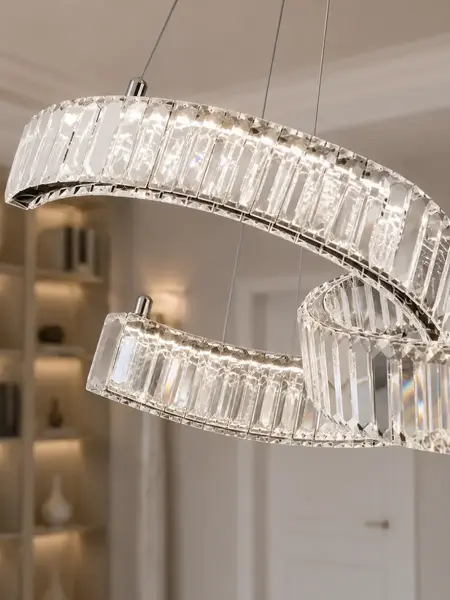 Ekspozycja żyrandola kryształowego COMO Ringi Srebrny w showroomie, idealne oświetlenie do każdego wnętrza od Primavera Home.