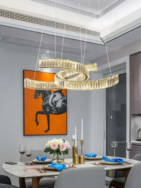 Żyrandol kryształowy COMO Ringi Srebrny zawieszony na suficie, dodający elegancji każdemu pomieszczeniu od Primavera Home.