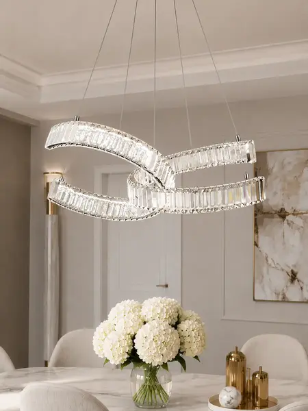 Zbliżenie na elegancki żyrandol kryształowy COMO Ringi Srebrny w nowoczesnym salonie od Primavera Home.