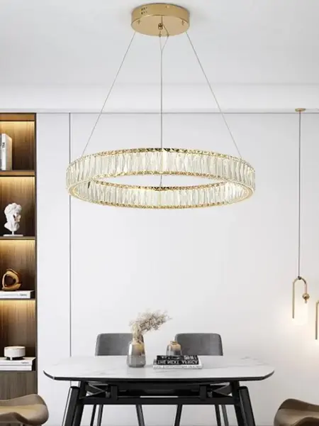 Zbliżenie na szczegóły oświetlenia Żyrandola Kryształowego Złotego Ring Nowoczesnego CRYSTAL od Primavera Home.