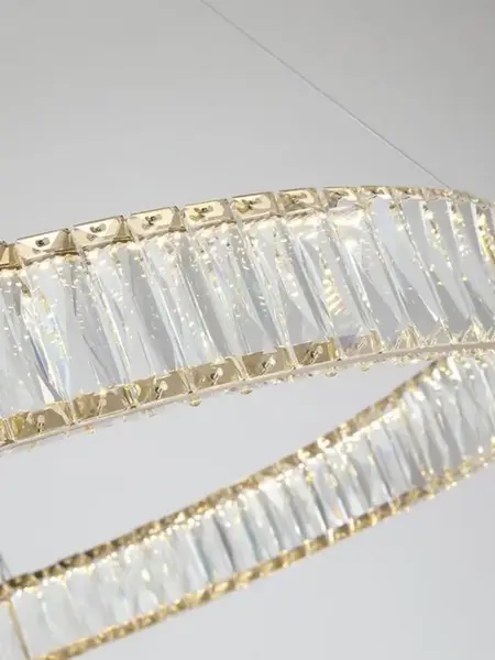 Ekspozycja Żyrandola Kryształowego Złotego Ring Nowoczesnego CRYSTAL w stylizowanym lampionie od Primavera Home.